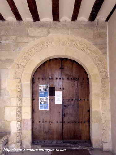 PORTADA DE ACCESO AL TEMPLO BAJO EL PORCHE AÑADIDO